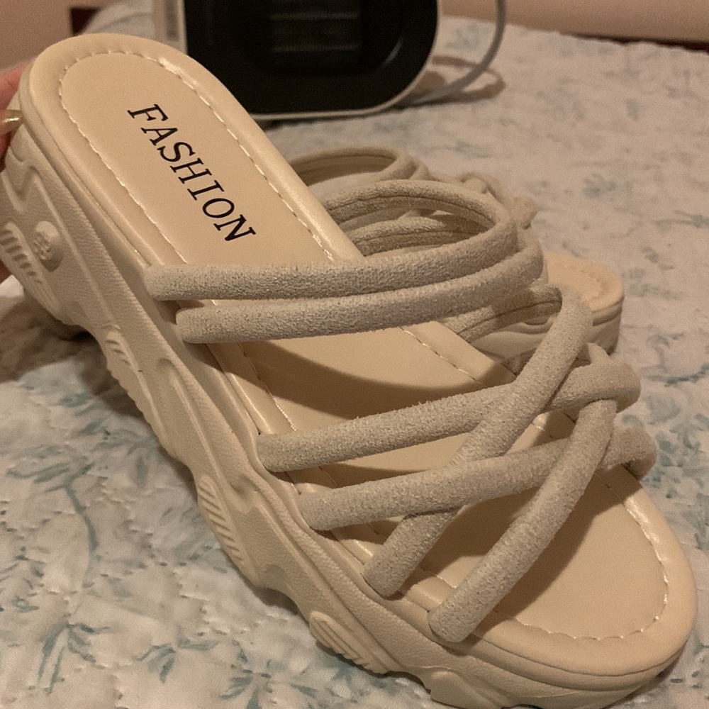 Hello !⭐️I’m selling these cross strap slide sandals , they are open box and new - Picture 5 of 6